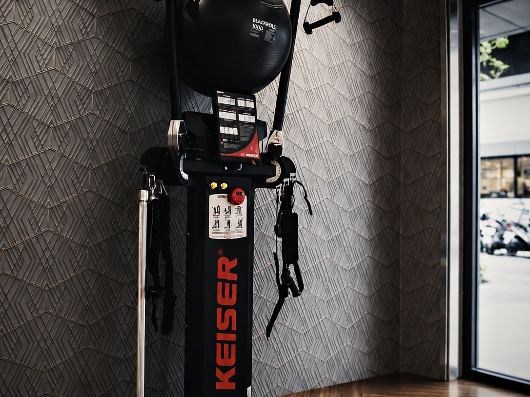 Keiser 氣壓式多功能訓練器（依店內器材生成的圖片）
