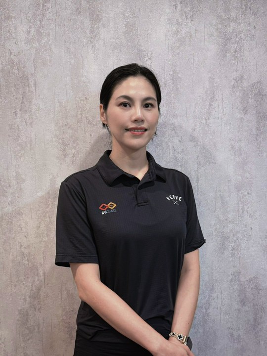 Cindy 器械皮拉提斯教練於 G-SQUARE 場館內的專業形象照