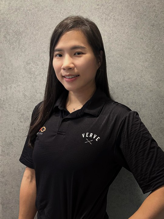 Queenie 器械皮拉提斯教練於 G-SQUARE 場館內的專業形象照